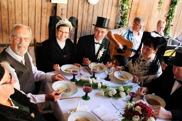 Btzinger ziehen mit historischen Hochzeitskostmen durchs Dorf