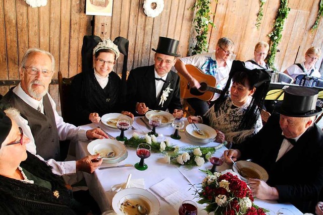 Nudelsuppe im Goldrandteller: Fr die ...len ersten Gang des Hochzeitsgerichts.  | Foto: Mario Schneberg