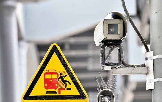 Eine berwachungskamera auf einem Bahnsteig.   | Foto: Paul Zinken