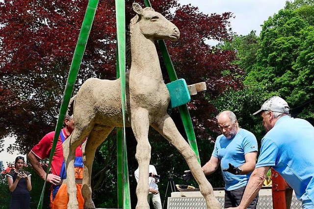 Das Holbeinpferd wurde nach der Restau...en Platz in der Holbeinstrae gehievt.  | Foto: Thomas Kunz