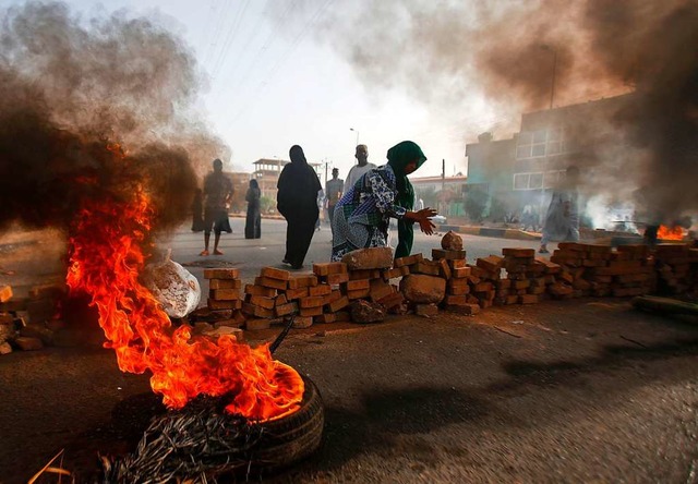 Sudanesische Demonstranten blockieren eine Strae.  | Foto: ASHRAF SHAZLY (AFP)