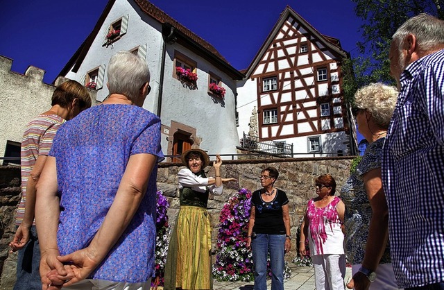Eine Gstefhrerin erlutert die Gesch...e kulturelle Anker fr die Identitt.   | Foto: Stadt Brunlingen