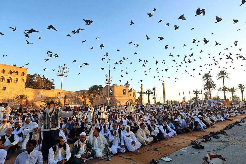 Libysche Muslime beten gemeinsam in der Hauptstadt Tripoli. (Foto: MAHMUD TURKIA (AFP)) Libysche Muslime beten gemeinsam in der Hauptstadt Tripoli. (Foto: MAHMUD TURKIA (AFP))