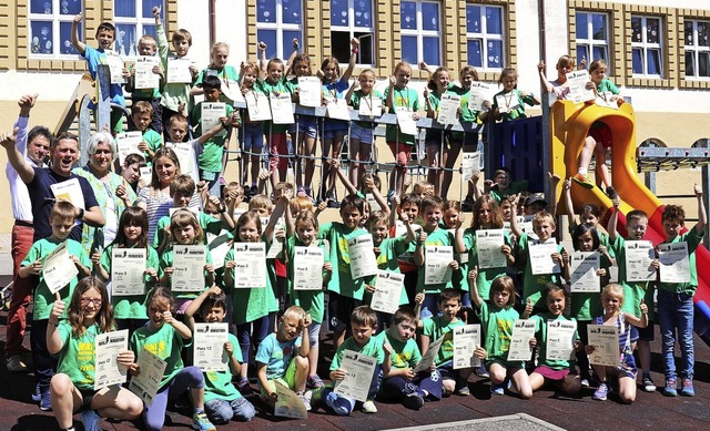 So sehen Sieger aus. Eine ganze Schule...Goldmedaille mit nach Hause gebracht.   | Foto: Gudrun Deinzer