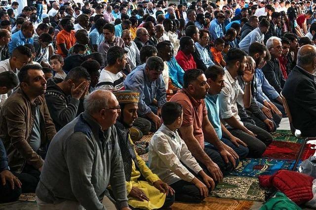 Tausende Muslime feiern in Freiburg gemeinsam das Ende des Ramadan