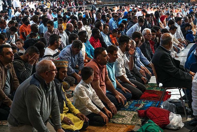Dienstagmorgen kamen Tausende Muslime in die Messe, um gemeinsam zu beten.  | Foto: Eberhard Jobst