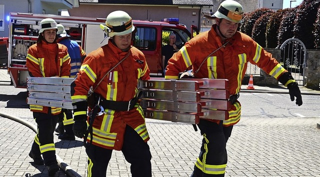 Mit der Steckleiter zur Menschenrettun... der Feuerwehr Leiselheim im Einsatz.   | Foto: Roland Vitt
