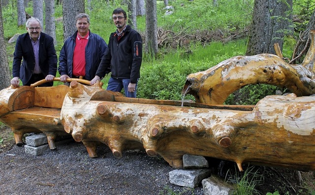 Thomas Kaiser hatte die Idee, Winfried...m Baumstamm einen besonderen Brunnen.   | Foto: Cornelia Liebwein