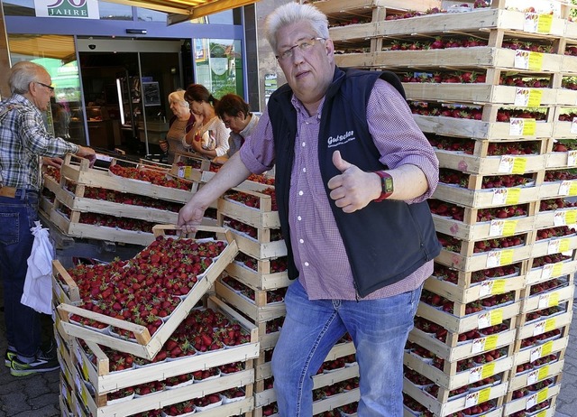 Gefragt waren  die Erdbeeren von Gutsc... mit seinen Mitarbeitern verkauft hat.  | Foto: Silas Schwab