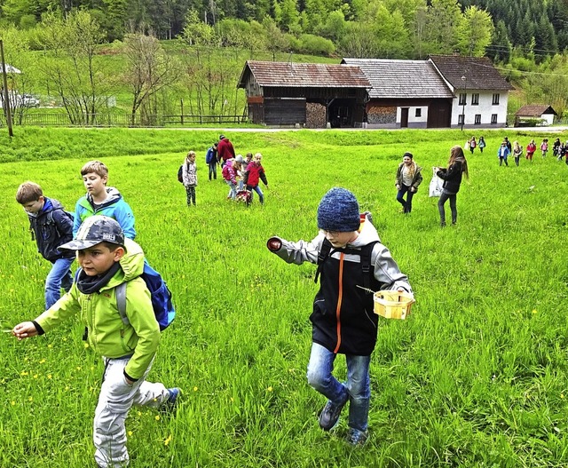 Die Kinder der Naturpark-Schule bei de...ung ber die Wiesen rund um Tegernau.   | Foto: Sonja Eiche