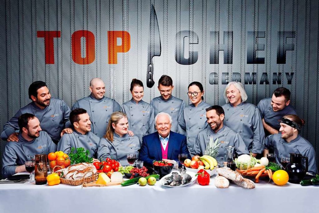 Eckart Witzigmann, umringt von den Tei... und Teilnehmern von Top Chef Germany.  | Foto: SAT.1