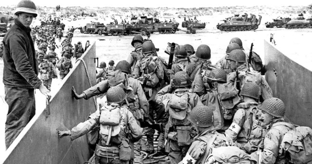 Soldaten der alliierten Truppen verlas...ndungsboot an der Kste der Normandie.  | Foto: -