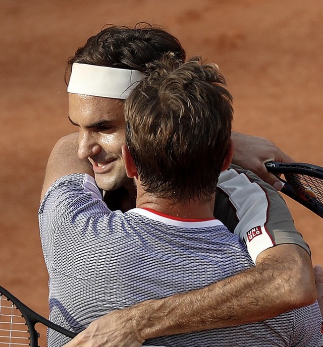 Roger Federer (mit Stirnband) nach sei...im Schweizer Duell gegen Stan Wawrinka  | Foto: Jean-Francois Badias (dpa)