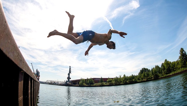Viele berschtzen sich beim Schwimmengehen an heien Tagen.   | Foto: Julian Stratenschulte (dpa)