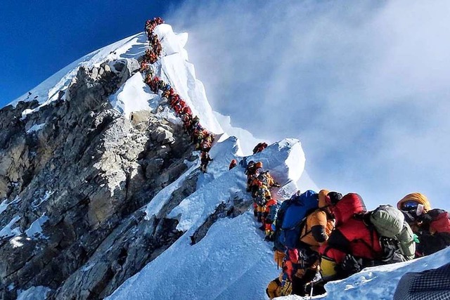 Bergsteiger stehen am 22. Mai 2019 am Mount Everest im Stau.  | Foto: Nirmal Purja (dpa)