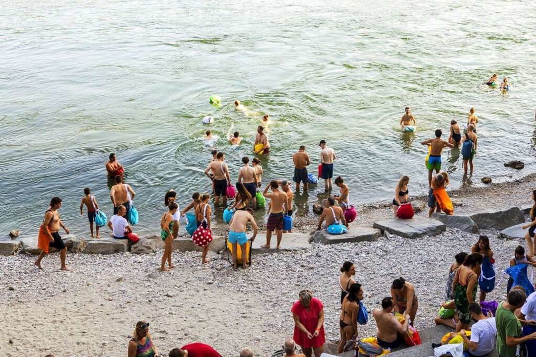Kein See im Schweizer Bergland, sondern der Strand in Basel.   | Foto: Joss Andres
