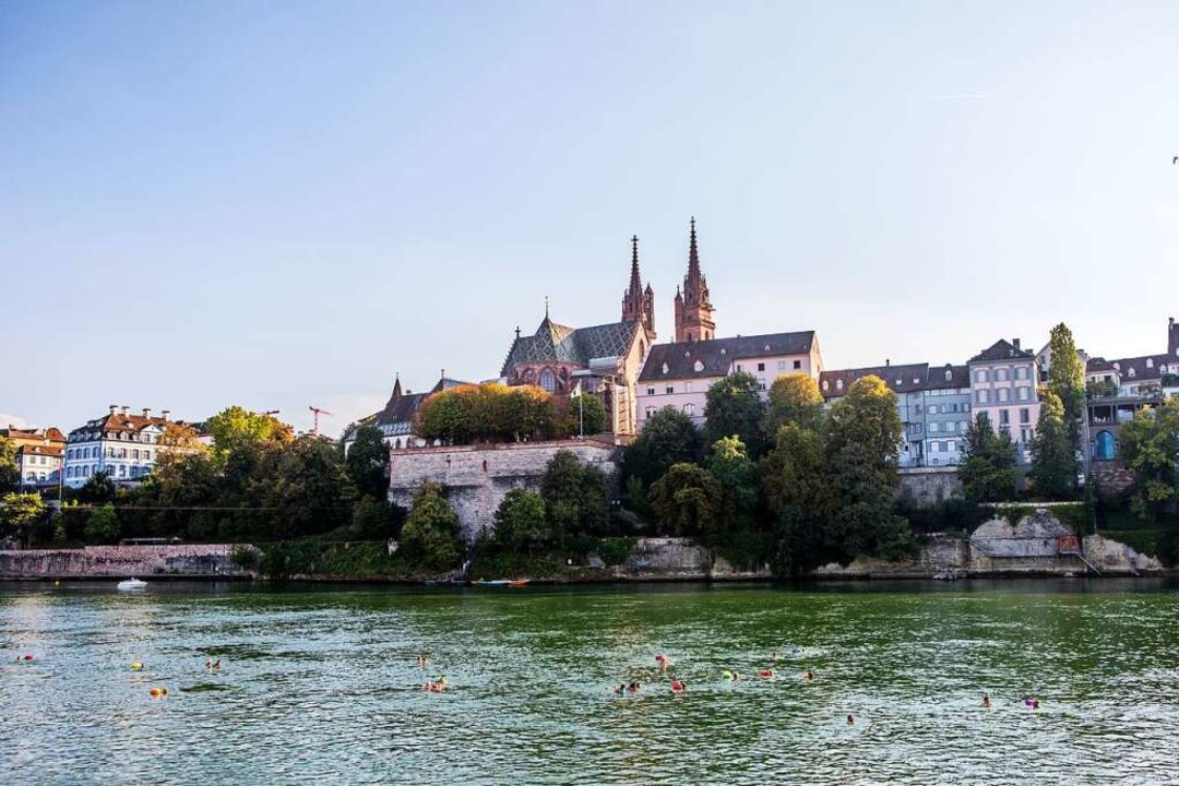Im Hintergrund das Basler Mnster &#82...nsieht, sieht die Schwimmer im Rhein.   | Foto: JOSS ANDRES