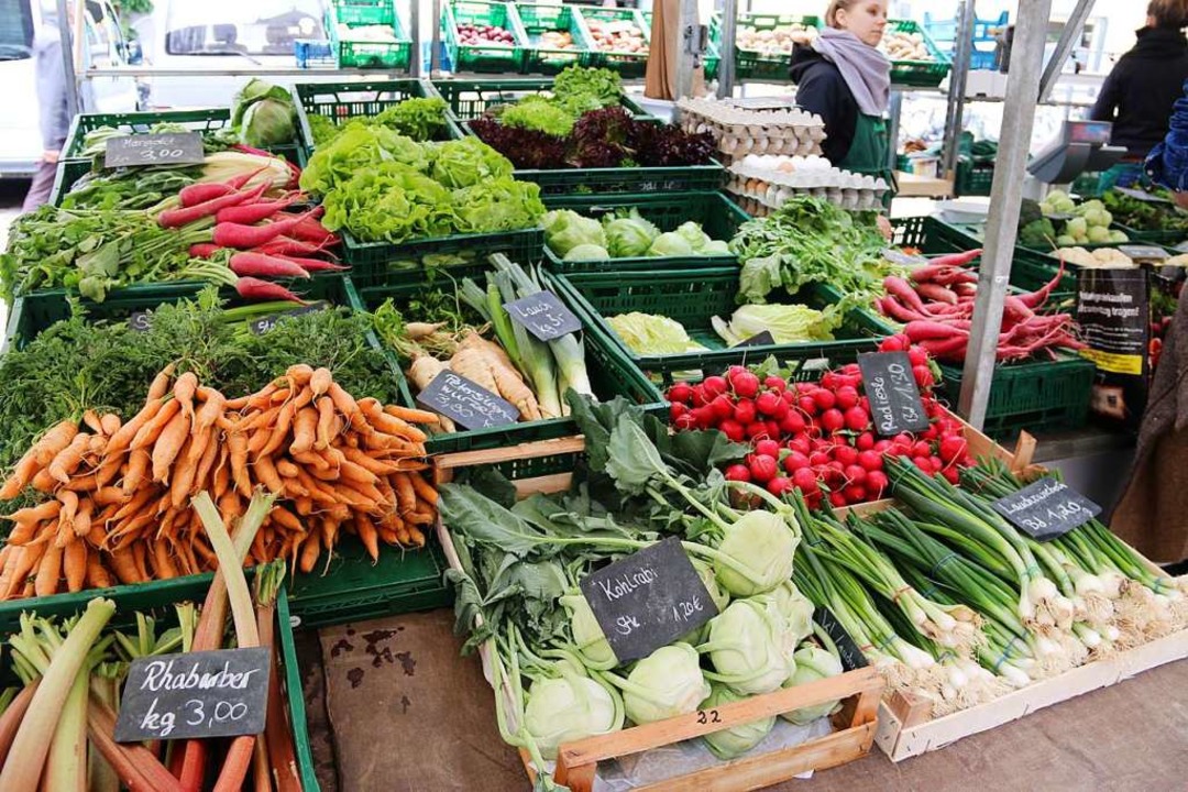 Auf dem Münstermarkt gibt es Obst und Gemüse problemlos unverpackt zu kaufen...  | Foto: Emma Tries