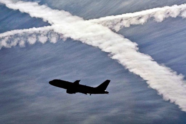 Fliegen schadet der Umwelt und ist zu ...rd ber eine Kerosinsteuer diskutiert.  | Foto: Frank Rumpenhorst (dpa)