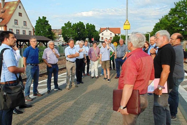 Fr die Bahn erluterte Ronald Heil (l...hrheinstrecke  barrierefrei zu machen.  | Foto: Michael Gottstein