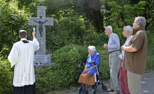 Neu-Priester Martin Heine bei der Segnung des Wegkreuzes im Tiefental  | Foto: Roland Vitt