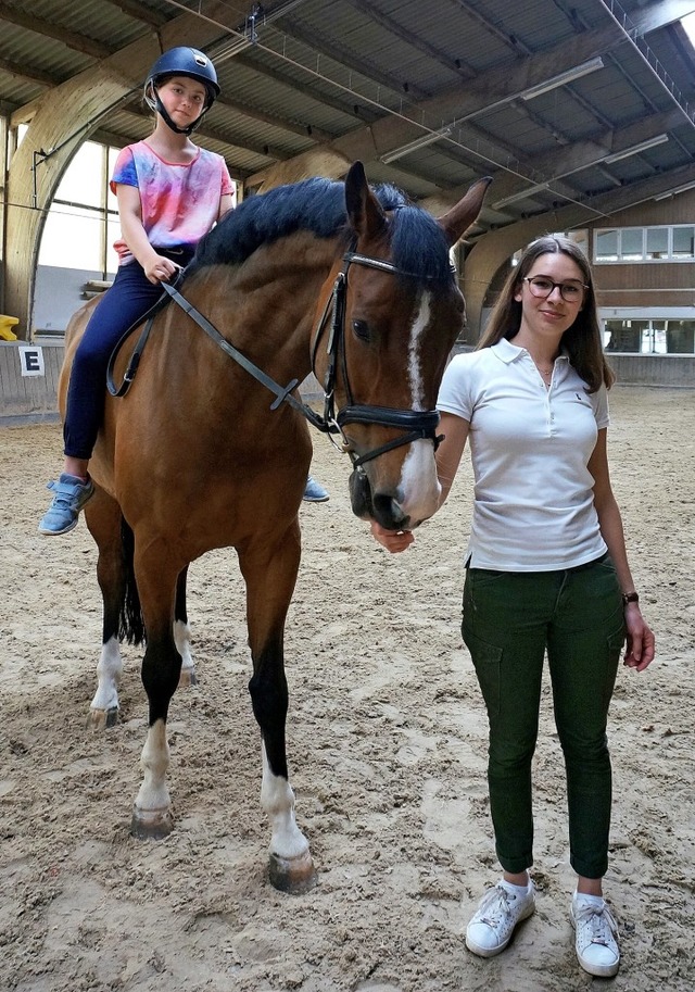 Zu den 200 Reitern, die beim Pfingstre...vorne Vereinsvorsitzende Nicole Huber.  | Foto:  Ursula Freudig