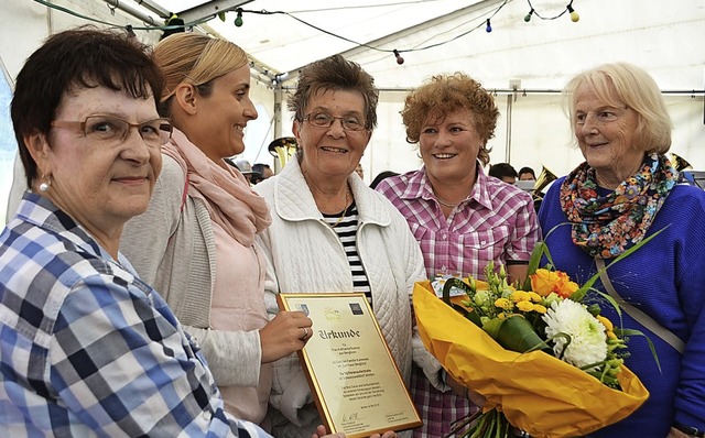 Pensionswirtin Hildegard Kummerer (rec...    fr ihre Verbundenheit mit Wieden.  | Foto: Paul Berger