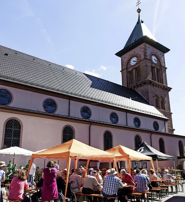 Die Besucher des Kirchturmfests genoss...nd die Atmosphre auf dem Kirchplatz.   | Foto: Gabriele Zahn