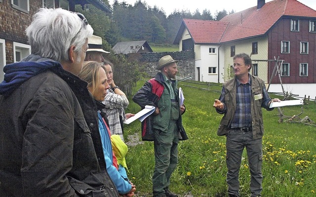 Joachim Schlageter (rechts) erklrt de...h ergebenden Mglichkeiten zu erkunden  | Foto: Karin Stckl-Steinebrunner
