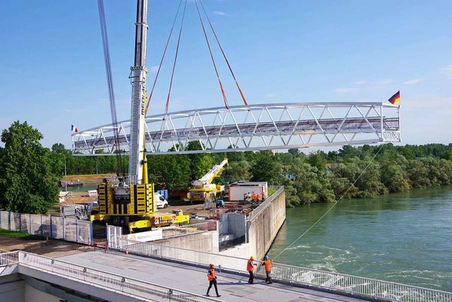 Europas lngste Aluminiumbrcke ist bei Rheinau eingebaut worden  | Foto: Karen Christeleit