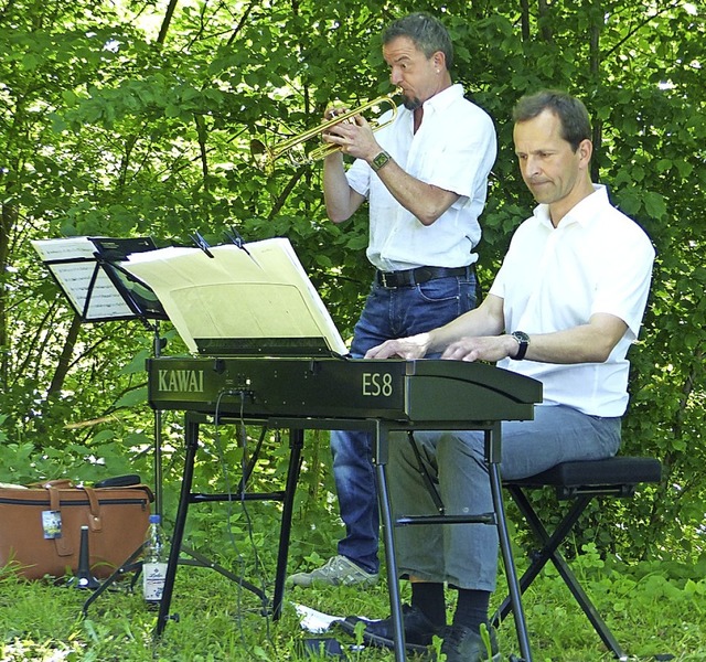 Parkkonzert mit &#8222;To Be&#8220;: Tom Hilbert (links) und Bernd Schirmer   | Foto: Claudia Bachmann-Goronzy