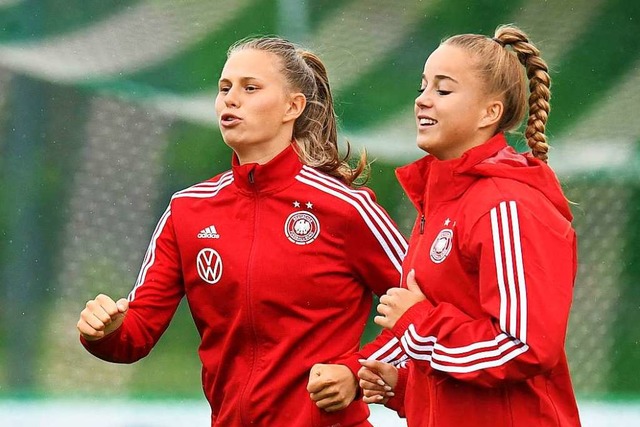 Klara Bhl (links) im Training bei der...nn, die zum FC Bayern Mnchen wechselt  | Foto: CHRISTOF STACHE (AFP)