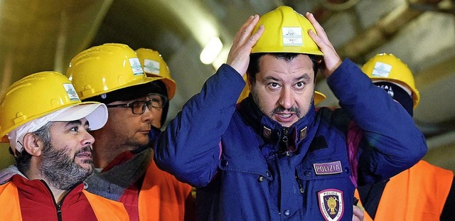 Matteo Salvini (blaue Jacke) rckt sei...eschwindigkeitsbahnstrecke besichtigt.  | Foto: Alessandro Di Marco (dpa)