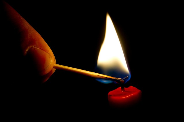 Bei einem Stromausfall sollte man Kerzen und Streichhlzer stets parat haben.  | Foto: Franziska Koark