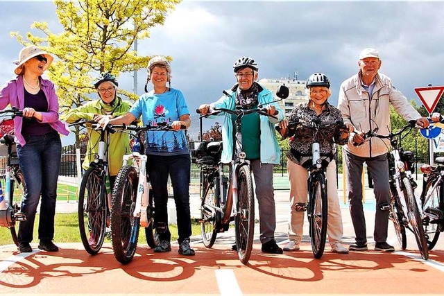 Noch freuen sich die E-Bike-Anfngerin... wenig spter  seine Schleusen ffnen.  | Foto: Wolfgang Beck