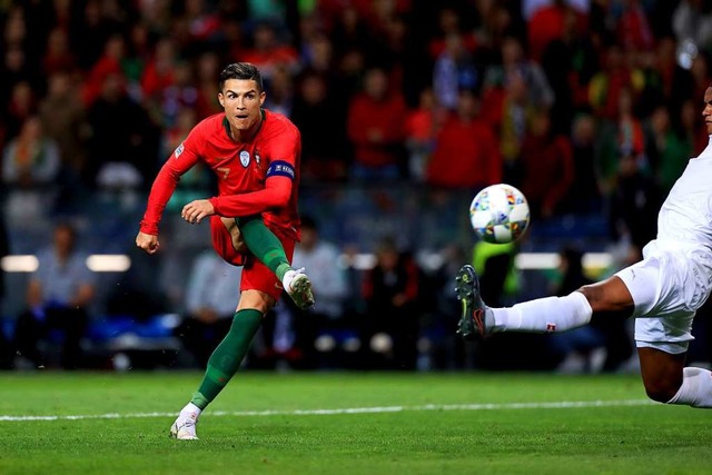 Cristiano Ronaldo von Portugal erzielt das Tor zum 3:1.  | Foto: Mike Egerton (dpa)
