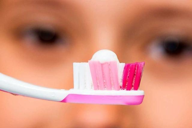 Eine Forscherin untersucht in Gundelfingen, wie man Zahnpastatuben leer bekommt