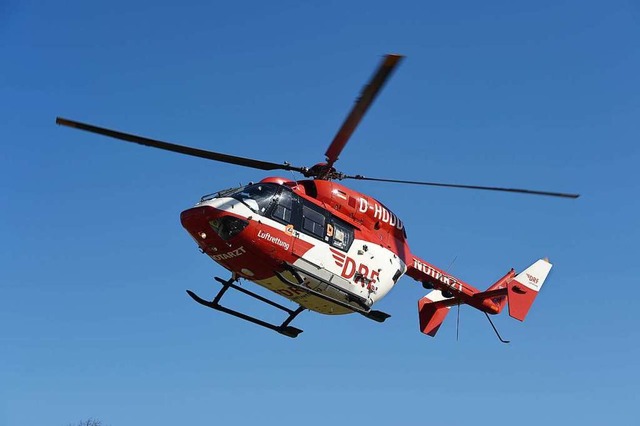 Der Rettungshelikopter brachte den leb...verletzten Lkw-Fahrer ins Krankenhaus.  | Foto: Stefan Sauer
