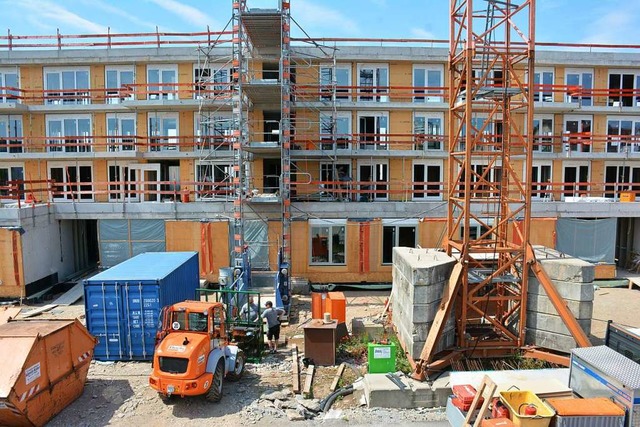 An der August-Bauer-Strae wird eifrig...des Jahres werden 36 Wohnungen fertig.  | Foto: Hannes Lauber
