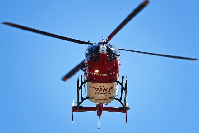 Mit einem Hubschrauber (Symbolbild) wurde der Mann in eine Klinik geflogen.  | Foto: Stefan Sauer