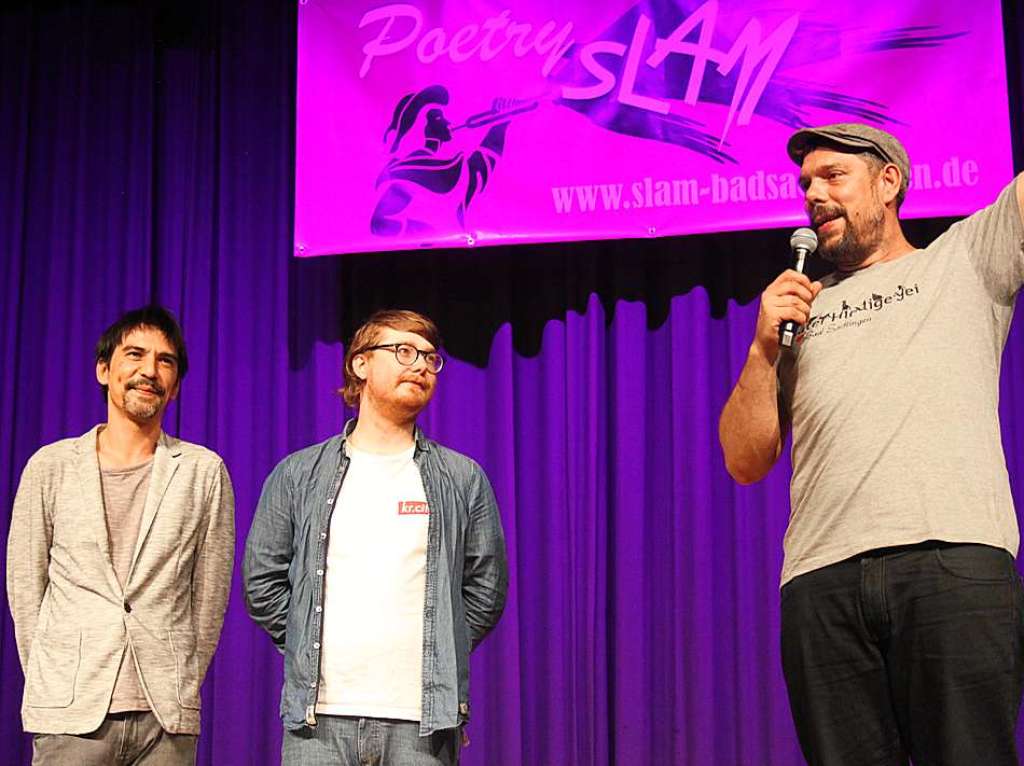 Zum zweiten mal fand im Kursaal in Bad Sckingen ein Poetry Slam statt. Das erste Duell des Abends AndiValent (links) gegen Johannes Floehr mit Moderator Felix Rmer.