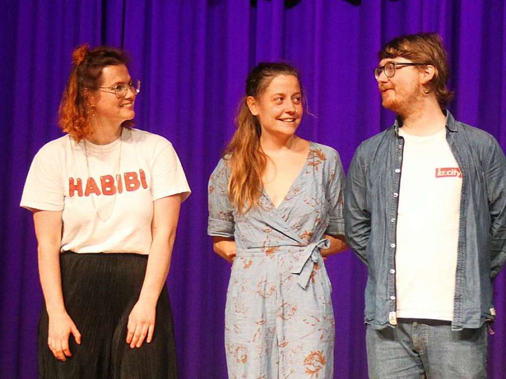 Das groe Finale zwischen Veronika Rieger (links), Leticia Wahl und Johannes Floehr mit dem Moderator Felix Rmer (rechts).