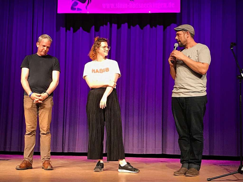 Zum zweiten mal fand im Kursaal in Bad Sckingen ein Poetry Slam statt. Das dritte Duell des Abends mit Juston Bue (links) und Veronika Rieger mit Moderator Felix Rmer.