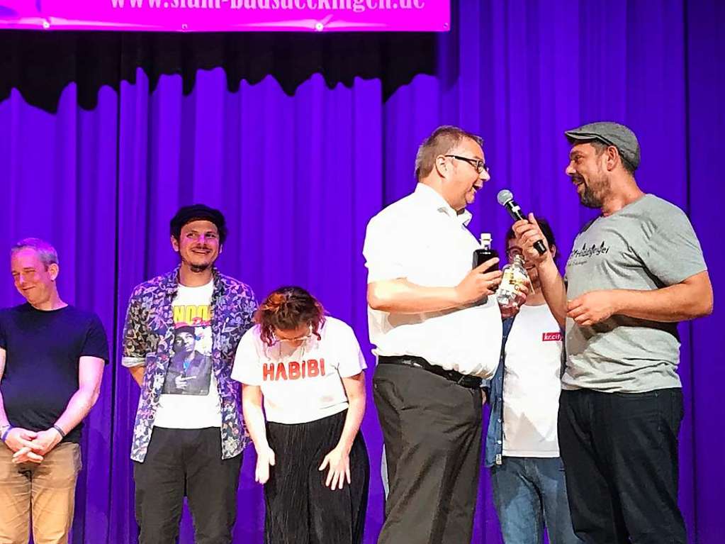 Zum Finale kamen alle Autoren gemeinsam auf die Bhne. Brgermeister Alexander Guhl (Zweiter von rechts) und Moderator Felix Rmer.