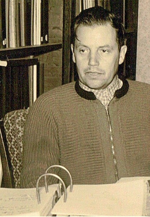 Ahnenforscher Albert Kbele in seinem Arbeitszimmer.   | Foto: Rudi Rest