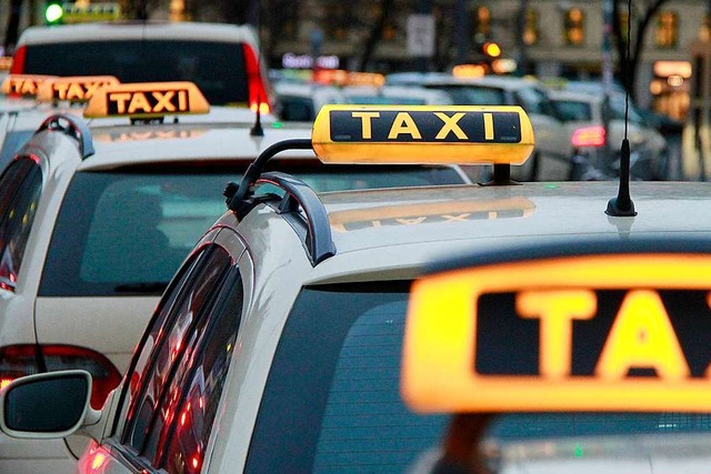 Taxis gelten als Teil des ffentlichen...iegt besonderen gesetzlichen Vorgaben.  | Foto: Rene Ruprecht