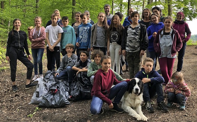 Herumliegenden Mll sammelten die Waldorf-Schler ein.   | Foto: Privat