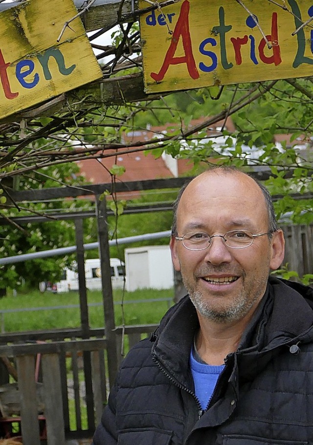 Schulleiter Michael Winzer im Schulgarten im Siegmeer, den auch Schler pflegen   | Foto: Martina David-Wenk