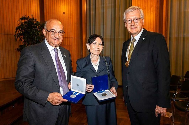 Robert Bauer (links) und  Eva Mayr-Sti...er Ehrensenatorenwrde ausgezeichnet.   | Foto: Patrick Seeger