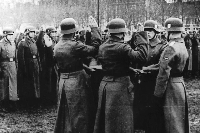 Undatiertes Archivbild: Mitglieder einer Waffen-SS-Division beim Fahneneid.  | Foto: Michael Melnyk